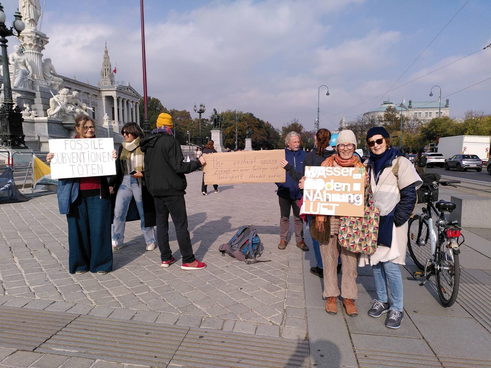 Read more about the article Mahnwache vor dem Parlament